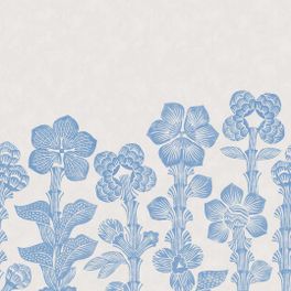 Цифровые обои для стен Hanna Werning Storflax Blue, арт. 9661W от Borastapeter, где фантазийные цветы тянутся высоко к потолку в небесно-голубом цвете на светло-серо-бежевом фоне. Заказать в интернет-магазине ODesign с бесплатной доставкой по всей России.