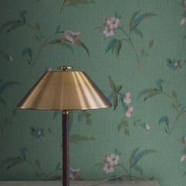 Фрагмент интерьера гостиной с дизайнерским цветочным ретро панно MARLENE 5535 из каталога Swedish Grace шведской фабрики Borastapeter.