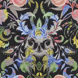 Яркие обои Noailles от Christian Lacroix с цветочным дамаском на черном фоне для оформления гостиной или спальни.