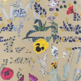 Переплетенные между собой ботанические узоры и графические линии на золотом фоне создают воплощение шикарного стиля Christian Lacroix отраженного на флизелиновых обоях Primavera Labyrinthum для квартиры