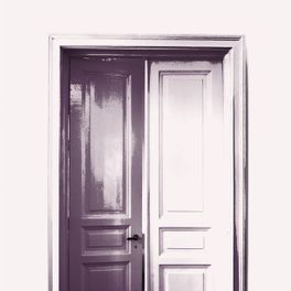 Фотообои DM232-2 с изображением двухстворчатой двери в классическом стиле в сиренево-белых тонах на белом фоне. Купить обои в Москве, шведские обои, фотообои, салон обоев, магазин обоев, бесплатная доставка.