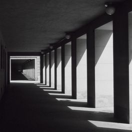 Фотообои арт. DM305-1 Mr. Perswall с изображением туннеля с колоннами в черно-белом цвете. Купить фотообои Mr. Perswall в Москве, большой ассортимент, оплата онлайн, бесплатная доставка