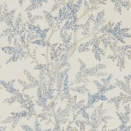 Изящный рисунок деревьев в синих тонах на бежевом фоне дизайн Farthing Wood арт. 216613 от Sanderson из коллекции Elysian подойдет для ремонта гостинной
