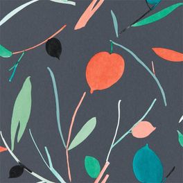 Заказать английские обои в столовую арт. 111997 дизайн Oxalis из коллекции Zanzibar от Scion, Великобритания с  принтом в виде листьев в красивых оранжево-зеленых тонах на темно-сером фоне в шоу-руме в Москве с бесплатной доставкой, онлайн оплата