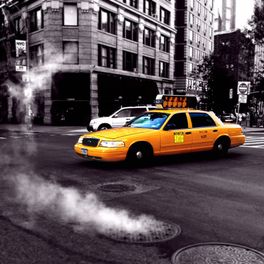 Фотообои Rush hour, Mr Perswall с изображением ярко-желтого такси на фоне черно-белого городского пейзажа. Фотообои для стен в наличии и на заказ в салонах ОДизайн, большой ассортимент.