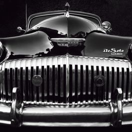 Фотообои My own car, Mr Perswall с черно-белым изображением раритетного автомобиля De Soto. Выбрать, заказать фотообои для стен, большой ассортимент. Печать по индивидуальным размерам.