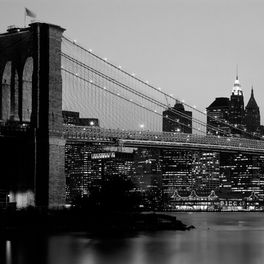 Флизелиновые фотопанно из Швеции коллекция DESTINATIONS от Mr.PERSWALL под названием NY Skyline. Панно черно-белого цвета с изображением вечернего Нью-Йорка и вид на Бруклинский мост. Фотообои для спальни, панно для гостиной, фотопанно для кабинета. Онлайн оплата, большой ассортимент, самовывоз и доставка